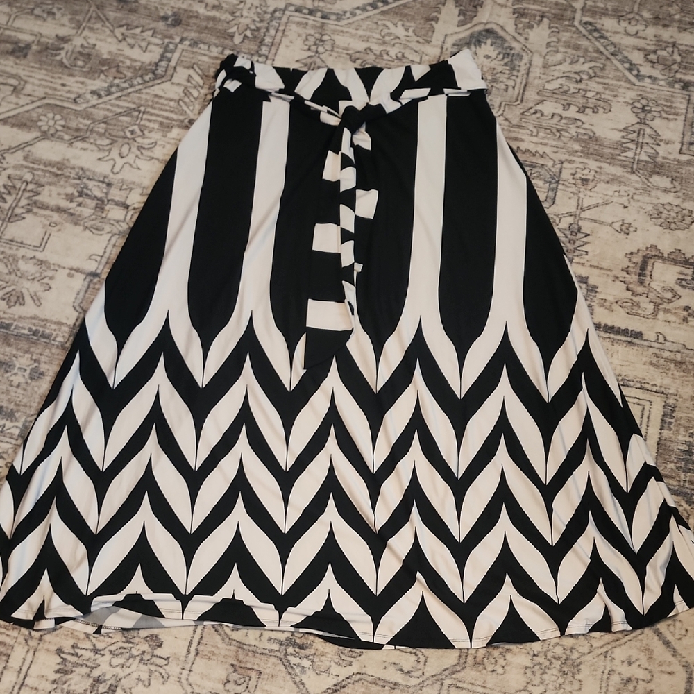 Size XL Black and White Patterned A-Line Skirt with Tie Waist